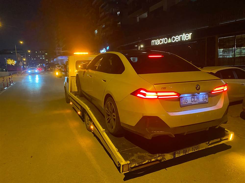 BB Class çekicisinin elektrikli bir aracı taşıması