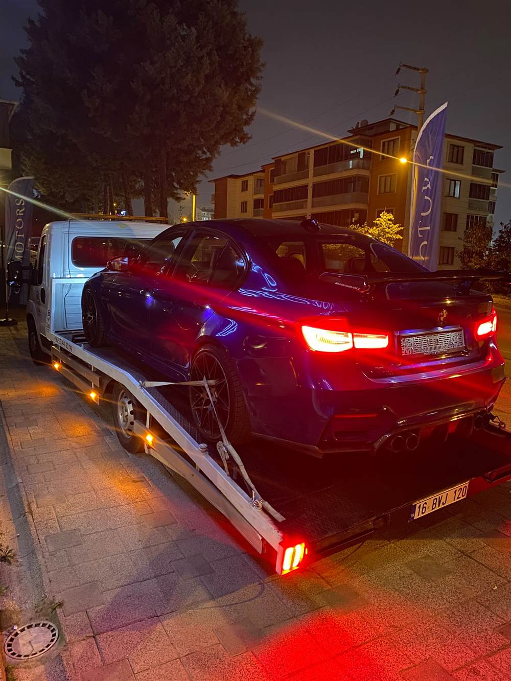 BB Class çekicisinin gece bir aracı platforma yüklemesi