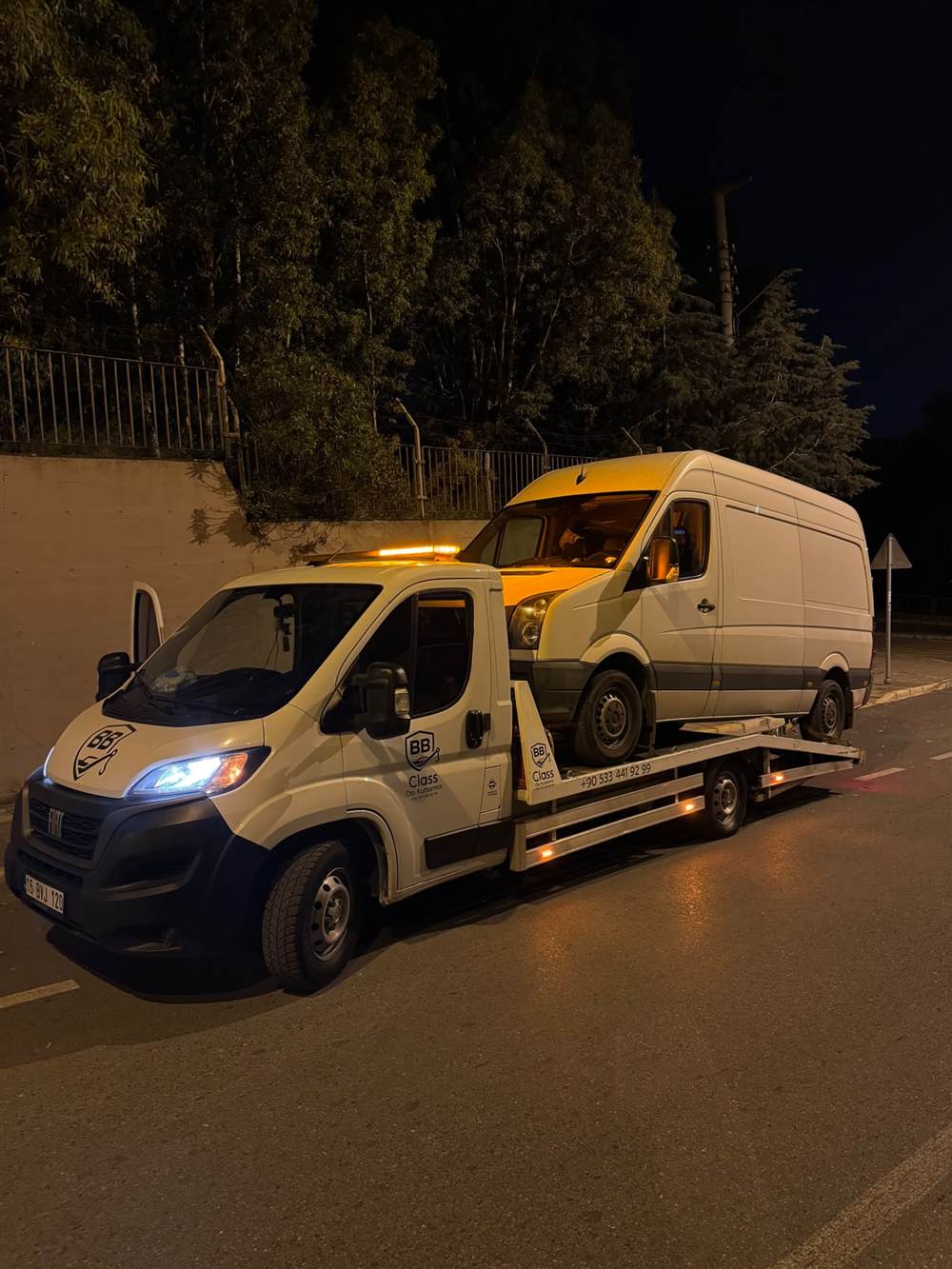 BB Class çekicisinin gece bir panelvan aracı taşıması