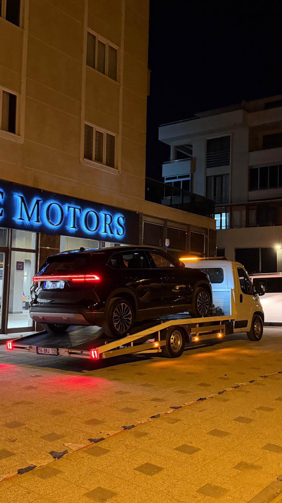 BB Class çekicisinin bir SUV aracı taşıması