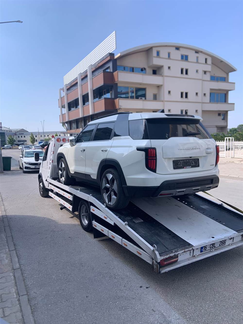 Bursa'da bir SUV aracın çekici platformuna yüklenmesi