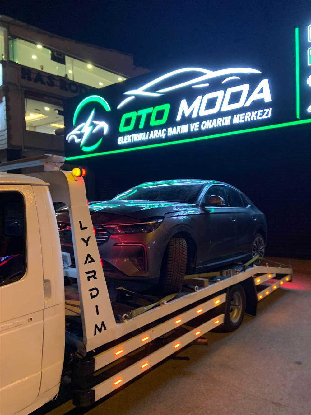 Gece saatlerinde çekici aracının bir otomobili yüklemesi