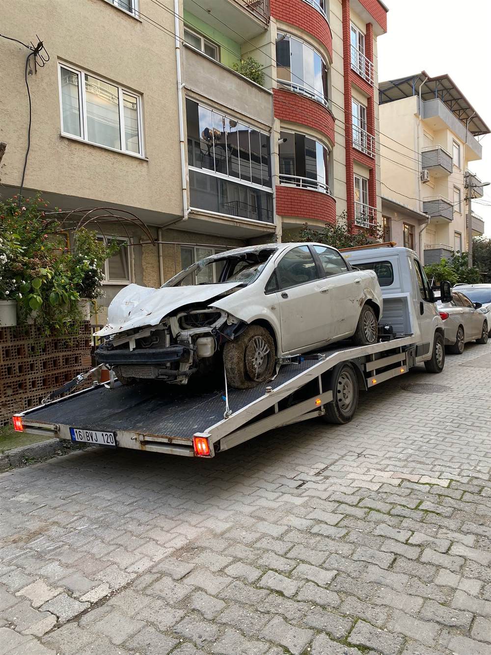 Kazaya karışmış bir aracın çekici platformuna yüklenmesi