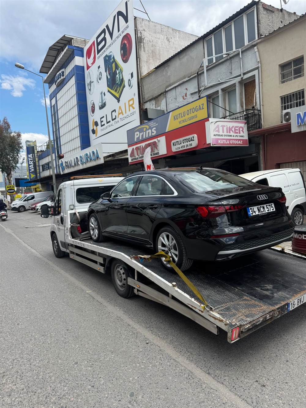 Bir otomobilin çekici platformunda taşınması