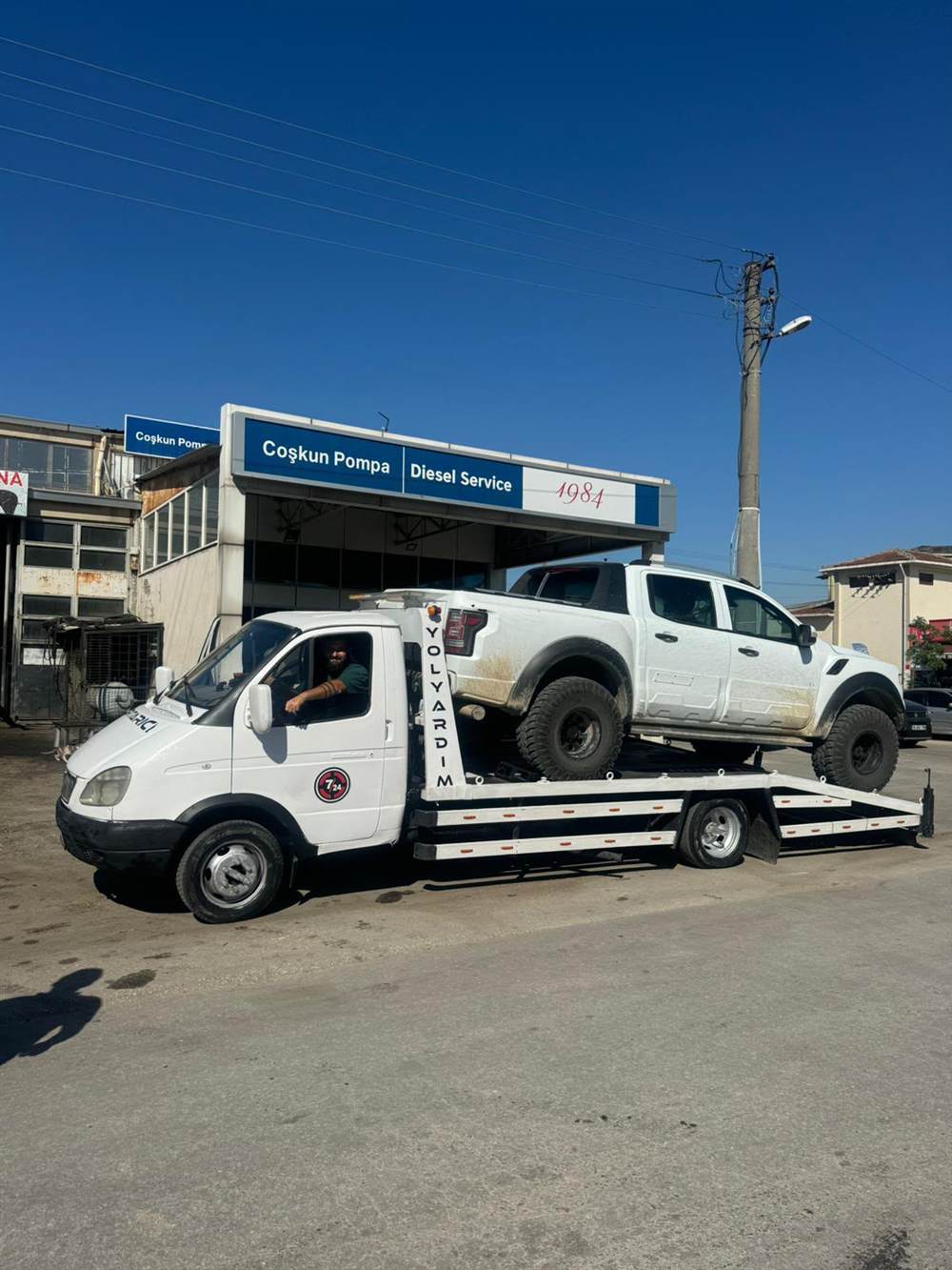 Bir pikap aracın çekici platformuna yüklenmesi